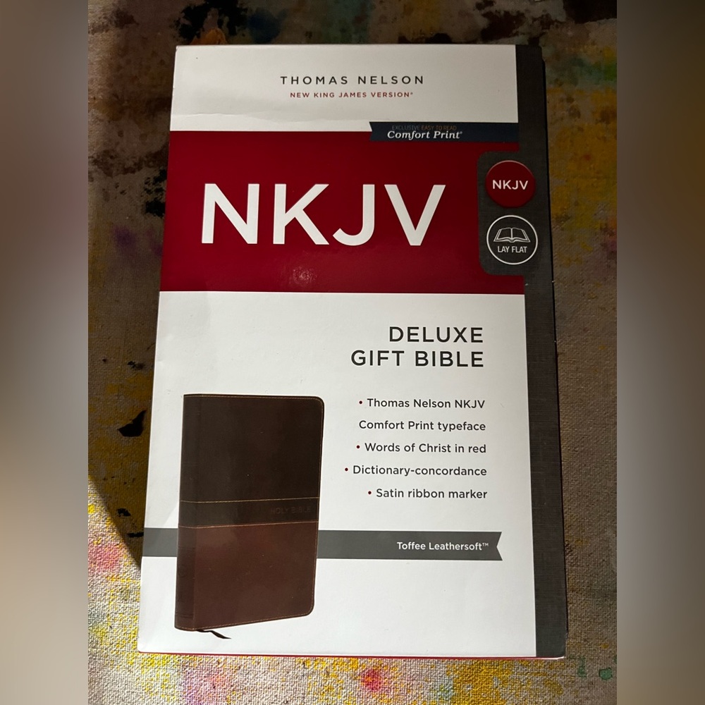 NKJV Deluxe Gift Bible - Brown - Picture 4 of 9